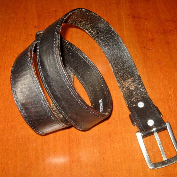 LeVI'S Vintage Black Genuine Leather Belt w Silvertone Metal Buckle Sz 36 - Picture 3 of 7